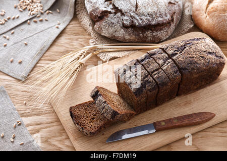 In Scheiben Schwarzbrot auf einem Holztisch Stockfoto