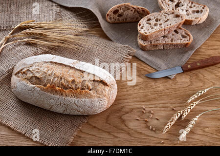 Laib Brot auf einem hölzernen Hintergrund Stockfoto