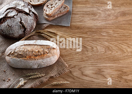 Sortiment von gebackenem Brot auf hölzernen Hintergrund Stockfoto