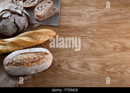 Sortiment von gebackenem Brot auf hölzernen Hintergrund Stockfoto