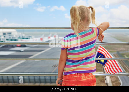 Kleines Kind warten auf boarding, Flug im Flughafen-Transit-Halle und mit Blick auf Flugzeuge in der Nähe von Abflug-gates Stockfoto