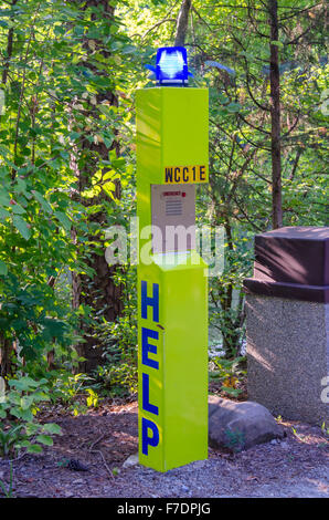 Hochschulcampus befassen sich zunehmend mit öffentlichen Sicherheit, einschließlich der Installation Hilfe Stationen wie diese immer Stockfoto