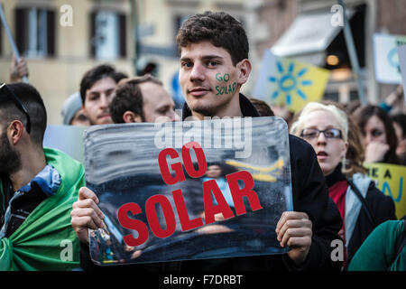 Rom, Italien. 29. November 2015. Tausende von Bürgern und Umwelt-Aktivisten nehmen Teil in das "globale Klima März" Aufruf für härtere Maßnahmen zur Bekämpfung des Klimawandels in Rom. Das Bewusstsein Ereignis fand im Vorfeld der 21. Tagung der Konferenz der Vertragsparteien an der United Nations Framework Convention on Climate Change (COP21), die in Paris am Montag beginnen soll. © Giuseppe Ciccia/Pacific Press/Alamy Live-Nachrichten Stockfoto