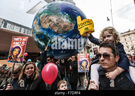 Rom, Italien. 29. November 2015. Tausende von Bürgern und Umwelt-Aktivisten nehmen Teil in das "globale Klima März" Aufruf für härtere Maßnahmen zur Bekämpfung des Klimawandels in Rom. Das Bewusstsein Ereignis fand im Vorfeld der 21. Tagung der Konferenz der Vertragsparteien an der United Nations Framework Convention on Climate Change (COP21), die in Paris am Montag beginnen soll. © Giuseppe Ciccia/Pacific Press/Alamy Live-Nachrichten Stockfoto