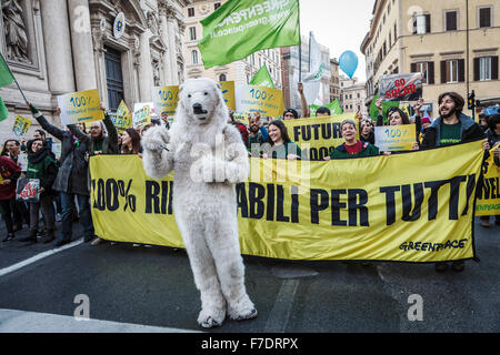 Rom, Italien. 29. November 2015. Ein weißer Bär wird während der "globalen Klima März" Aufruf für härtere Maßnahmen zur Bekämpfung des Klimawandels in Rom gesehen. Das Bewusstsein Ereignis fand im Vorfeld der 21. Tagung der Konferenz der Vertragsparteien an der United Nations Framework Convention on Climate Change (COP21), die in Paris am Montag beginnen soll. © Giuseppe Ciccia/Pacific Press/Alamy Live-Nachrichten Stockfoto