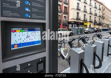 BiciMad. Madrids Elektro-Fahrrad Verleih ÖPNV Sytem. Madrid, Spanien. Stockfoto