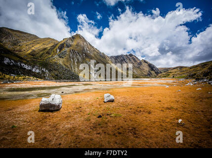 Eine orange Algen deckt die Ufer des Sees bei Quengococha in den Bergen in der Nähe von Cajabamba in Nord-Peru Stockfoto