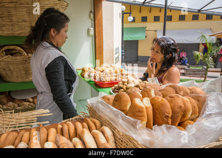 Frau Brotkauf am Marktstand in Cajabamba Peru Stockfoto