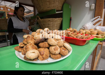 Typische lokale Brot und Kuchen auf den Umsatz am Marktstand in Cajabamba Peru Stockfoto