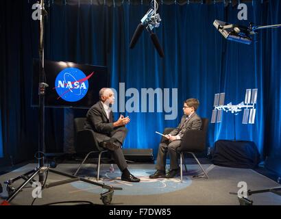 NASA-Administrator Charles Bolden wird von neun - jährige Max von Menschen von New York im NASA-Hauptquartier 23. November 2015 in Washington, DC interviewt. Max wurde am vorgestellten HONY Facebook-Seite am 14. November besagt, er würde gerne ein Reporter wie sein Vater werden "würde ich beginnen, indem Sie auf der Direktor der NASA. Dann bitte ich ihn über seine Raketen. Und wenn einer von ihnen Raum wollten. Stockfoto