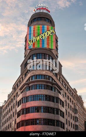 Das Gebäude in der Plaza de Callao an der Gran Via, im Herzen Madrids Bezirk Einkaufen ist Aas.  Madrid, Spanien Stockfoto