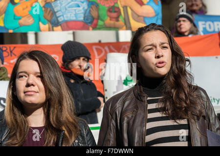 Iliana Salazar-Dodge (links) und Daniela Lapidous (rechts) von der Studentengruppe Columbia zu veräußern, für den Klimawandel sprechen der Presse auf einer Pressekonferenz vor März auf den Stufen des Rathauses. Am Vorabend der Klimagipfel in Paris (COP21) sammelten sich Umweltschützer in der Nähe von New York Citys Rathaus für eine Wiedergabe des Weltklimas März, während die Teilnehmer die Bürgermeister de Blasio, die die Gesprächen teilnehmen forderten, verpflichten, eine strenge und umfassende Plattform für Umweltinitiativen. (Foto von Albin Lohr-Jones/Pacific Press) Stockfoto