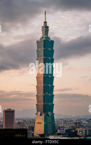 Taipei, Taiwan - Nahaufnahme von 101 Tower und Taipei Stadt bei Sonnenuntergang. Stockfoto