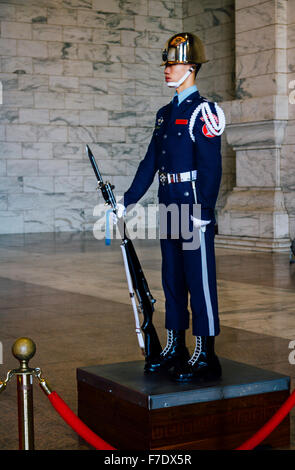 Taipeh, Taiwan - 2. Februar 2015: Nahaufnahme eines Navy Honor Guard Soldaten in CKS Memorial Hall. Stockfoto