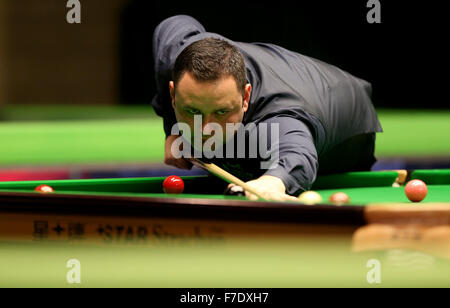 York. 29. November 2015. Stephen Maguire von Schottland konkurriert in der zweiten Vorrundenspiel gegen Jamie Cope Englands auf Snooker UK Championship 2015 in York, England am 29. November 2015. Maguire gewann mit 6: 0. © Han Yan/Xinhua/Alamy Live-Nachrichten Stockfoto