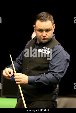 York. 29. November 2015. Stephen Maguire von Schottland reagiert während der zweiten Vorrundenspiel gegen Jamie Cope Englands auf Snooker UK Championship 2015 in York, England am 29. November 2015. Maguire gewann mit 6: 0. © Han Yan/Xinhua/Alamy Live-Nachrichten Stockfoto