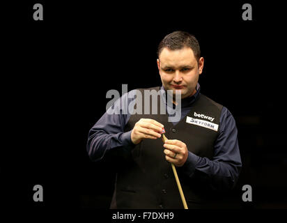 York. 29. November 2015. Stephen Maguire von Schottland reagiert während der zweiten Vorrundenspiel gegen Jamie Cope Englands auf Snooker UK Championship 2015 in York, England am 29. November 2015. Maguire gewann mit 6: 0. © Han Yan/Xinhua/Alamy Live-Nachrichten Stockfoto