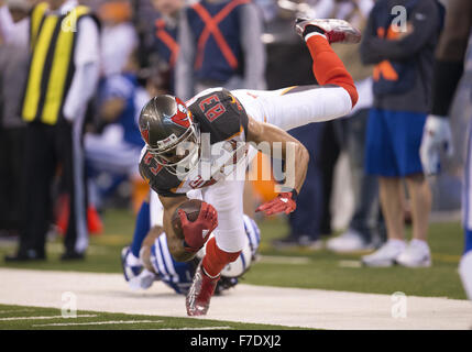 Indianapolis, Indiana, USA. 29. November 2015. Tampa Bay Buccaneers Wide Receiver Vincent Jackson (83) fängt den Ball während NFL Fußball-Spiel-Action zwischen den Tampa Bay Buccaneers und die Indianapolis Colts im Lucas Oil Stadium in Indianapolis, Indiana. Indianapolis besiegte Tampa Bay 25-12. John Mersits/CSM/Alamy Live-Nachrichten Stockfoto