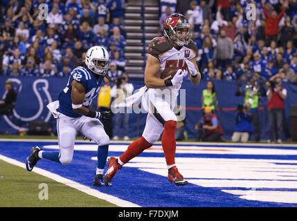 Indianapolis, Indiana, USA. 29. November 2015. Tampa Bay Buccaneers-Tight-End Cameron Brate (84) fällt Touchdowndurchlauf während NFL Fußball-Spiel-Action zwischen den Tampa Bay Buccaneers und die Indianapolis Colts im Lucas Oil Stadium in Indianapolis, Indiana. Indianapolis besiegte Tampa Bay 25-12. John Mersits/CSM/Alamy Live-Nachrichten Stockfoto