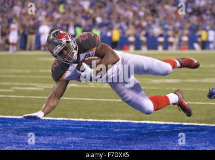Indianapolis, Indiana, USA. 29. November 2015. Tampa Bay Buccaneers Runningback Doug Martin (22) läuft mit dem Ball während NFL Fußball-Spiel-Action zwischen den Tampa Bay Buccaneers und die Indianapolis Colts im Lucas Oil Stadium in Indianapolis, Indiana. Indianapolis besiegte Tampa Bay 25-12. John Mersits/CSM/Alamy Live-Nachrichten Stockfoto