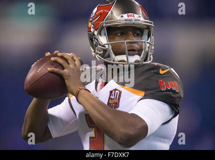 Indianapolis, Indiana, USA. 29. November 2015. Tampa Bay Buccaneers Quarterback Jameis Winston (3) fällt wieder um den Ball während NFL Fußball-Spiel-Action zwischen den Tampa Bay Buccaneers und die Indianapolis Colts im Lucas Oil Stadium in Indianapolis, Indiana. Indianapolis besiegte Tampa Bay 25-12. John Mersits/CSM/Alamy Live-Nachrichten Stockfoto