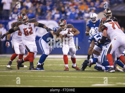 Indianapolis, Indiana, USA. 29. November 2015. Tampa Bay Buccaneers Runningback Doug Martin (22) mit dem Ball laufen während der NFL Fußball-Spiel-Action zwischen den Tampa Bay Buccaneers und die Indianapolis Colts im Lucas Oil Stadium in Indianapolis, Indiana. Indianapolis besiegte Tampa Bay 25-12. John Mersits/CSM/Alamy Live-Nachrichten Stockfoto