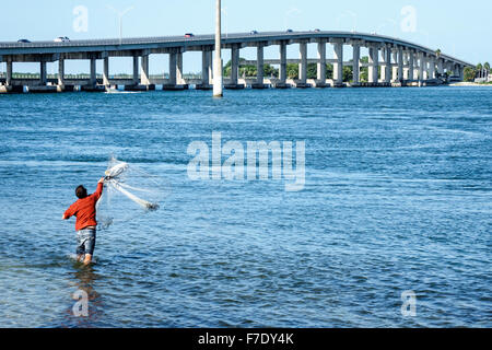 Fort Ft. Pierce Florida, Indian River Water Lagoon, Autobahn A1A Brücke, Wasser, Erwachsene Erwachsene Mann Männer männlich, Casting Fischernetz, Besucher reisen tou Stockfoto