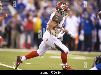 Indianapolis, Indiana, USA. 29. November 2015. Tampa Bay Buccaneers Runningback Doug Martin (22) läuft mit dem Ball während NFL Fußball-Spiel-Action zwischen den Tampa Bay Buccaneers und die Indianapolis Colts im Lucas Oil Stadium in Indianapolis, Indiana. Indianapolis besiegte Tampa Bay 25-12. John Mersits/CSM/Alamy Live-Nachrichten Stockfoto