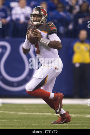 Indianapolis, Indiana, USA. 29. November 2015. Tampa Bay Buccaneers quarterback Jameis Winston (3) Rollen aus der Tasche während der NFL Fußball-Spiel-Action zwischen den Tampa Bay Buccaneers und die Indianapolis Colts im Lucas Oil Stadium in Indianapolis, Indiana. Indianapolis besiegte Tampa Bay 25-12. John Mersits/CSM/Alamy Live-Nachrichten Stockfoto