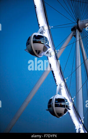 Beobachtung-Kabinen von der High Roller 550-Fuß hohen Riesenrad in der Dämmerung, Stockfoto