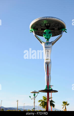 Raum Aliens Skulpturen hält fliegende Untertassen vor einem touristischen Geschäft namens "Alien frische Jerky" in Baker Kalifornien Stockfoto
