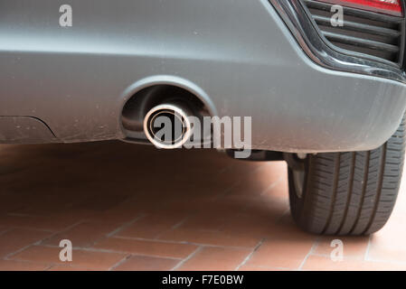 Auspuff von einem silbernen Auto Stockfoto