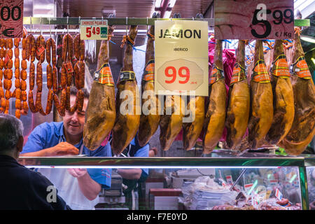 Hallo Qualität geheilt Schinken, Jamon Iberico, in der Mercardo de Maravillas, eines der größten Lebensmittelmärkte in Europa. Madrid, Spanien Stockfoto