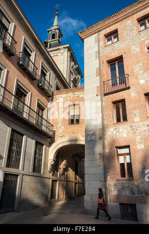 Casa De La Villa und Casa Cisneros in der Plaza De La Villa, Madrid de Los Austrias, Madrid, Spanien. Stockfoto