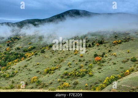 Nebel und farbenprächtige Hügel, Abruzzen, Italien Stockfoto