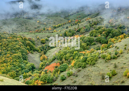 Nebel und farbenprächtige Hügel, Abruzzen, Italien Stockfoto