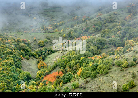 Nebel und farbenprächtige Hügel, Abruzzen, Italien Stockfoto