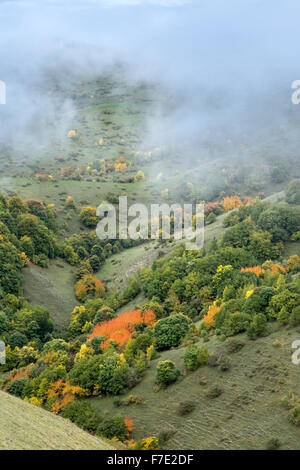 Nebel und farbenprächtige Hügel, Abruzzen, Italien Stockfoto