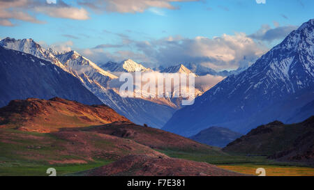 Rosa Schönheit Sonnenuntergang am Himalaya Gebirge Stockfoto