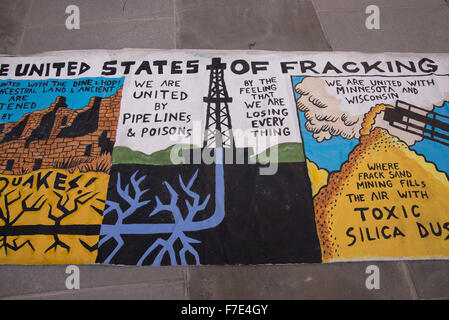 New York, Vereinigte Staaten von Amerika. 29. November 2015. Ein Detail eines Fracking-Themen Banners in der Klima-Marsch verwendet. Am Vorabend der Klimagipfel in Paris (COP21) sammelten sich Umweltschützer in der Nähe von New York Citys Rathaus für eine Wiedergabe des Weltklimas März, während die Teilnehmer die Bürgermeister de Blasio, die die Gesprächen teilnehmen forderten, verpflichten, eine strenge und umfassende Plattform für Umweltinitiativen. Bildnachweis: Albin Lohr-Jones/Pacific Press/Alamy Live-Nachrichten Stockfoto