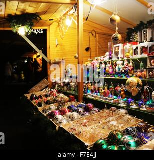 Warschau, Polen. 29. November 2015. Ein Stall voller traditioneller. handgemachten Weihnachtsschmuck wird gesehen, während ein Weihnachtsmarkt in Polen. Der jährliche Weihnachtsmarkt in Polens Hauptstadt Warschau hat begonnen und wird während der Ferienzeit. In der Altstadt-Platz mit handgemachten Weihnachtsschmuck von polnischen Handwerkern, sowie traditionelle polnische Speisen und Süßigkeiten wurden hölzerne Stände eingerichtet. © Anna Ferensowicz/Pacific Press/Alamy Live-Nachrichten Stockfoto