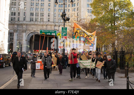 New York, Vereinigte Staaten von Amerika. 29. November 2015. Demonstranten marschieren nach Westen entlang Chambers Street. Am Vorabend der Klimagipfel in Paris (COP21) sammelten sich Umweltschützer in der Nähe von New York Citys Rathaus für eine Wiedergabe des Weltklimas März, während die Teilnehmer die Bürgermeister de Blasio, die die Gesprächen teilnehmen forderten, verpflichten, eine strenge und umfassende Plattform für Umweltinitiativen. Bildnachweis: Albin Lohr-Jones/Pacific Press/Alamy Live-Nachrichten Stockfoto