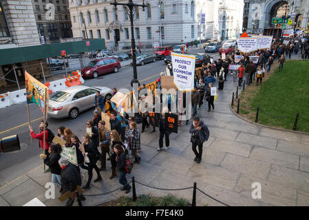 New York, Vereinigte Staaten von Amerika. 29. November 2015. Demonstranten marschieren nach Westen entlang Chambers Street. Am Vorabend der Klimagipfel in Paris (COP21) sammelten sich Umweltschützer in der Nähe von New York Citys Rathaus für eine Wiedergabe des Weltklimas März, während die Teilnehmer die Bürgermeister de Blasio, die die Gesprächen teilnehmen forderten, verpflichten, eine strenge und umfassende Plattform für Umweltinitiativen. Bildnachweis: Albin Lohr-Jones/Pacific Press/Alamy Live-Nachrichten Stockfoto