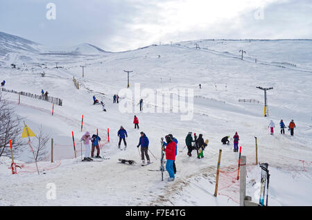 Skifahrer und Snowboarder auf den unteren Hängen des Cairngorm Mountain Ski Centre, in der Nähe von Aviemore, Schottisches Hochland, Schottland, Vereinigtes Königreich Stockfoto