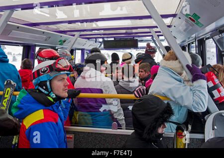 Skifahrer, Snowboarder und Touristen, die auf die Standseilbahn, wie es Cairngorm Mountain Ski-Zentrum in der Nähe von Aviemore steigt Stockfoto