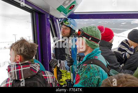 Snowboarder und Touristen auf Standseilbahn Blick aus Fenster im verschneiten Skigebiet, da der Zug besteigt Cairngorm Mountain Stockfoto