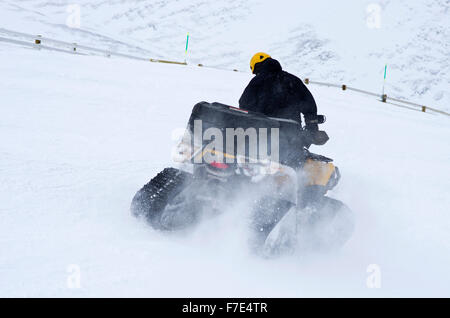 Quad-Bike mit Caterpillar Reifen getrieben unten Piste am Cairngorm Mountain Ski Centre, Schottisches Hochland, Schottland, Vereinigtes Königreich Stockfoto