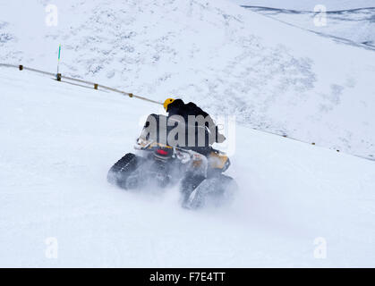 Quad Bike mit Caterpillar Reifen nach unten getrieben Piste am Cairngorm Mountain Ski Center, Scottish Highlands, Schottland, Großbritannien Stockfoto