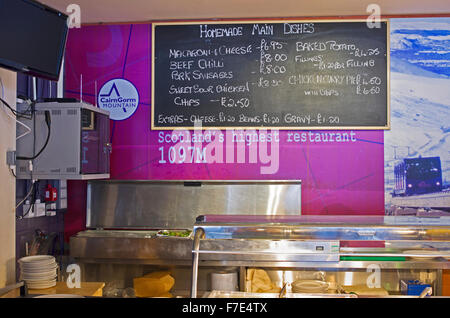 Tätig in Zähler und Menü auf Tafel im Restaurant Ptarmigan Cairngorm Mountain Ski Centre, Schottisches Hochland, Schottland Stockfoto