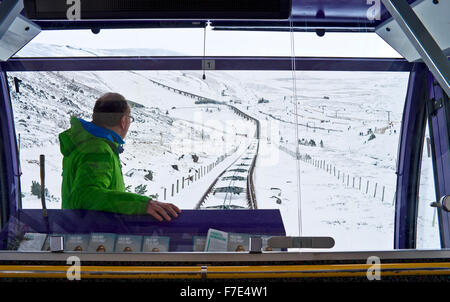 Blick durch die Glaswand, Fahrer in der Kabine der Seilbahn Zug, Cairngorm Mountain Ski Centre, Cairngorms, Schottland, Vereinigtes Königreich Stockfoto